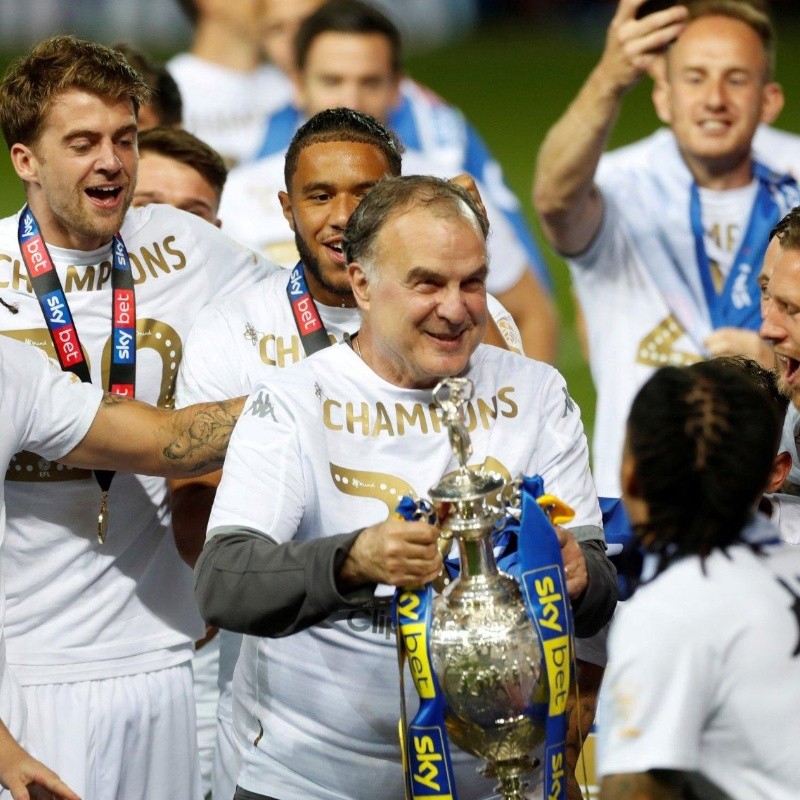 La mejor despedida de la Championship: Leeds goleó y Bielsa levantó la copa