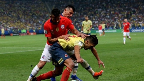 Foto de Isla enfrentando a la Selección Colombia.