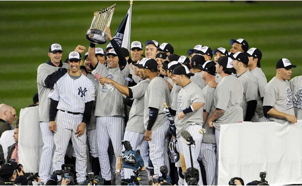 Troy Glaus of the Anaheim Angels holds up the World Series trophy News  Photo - Getty Images