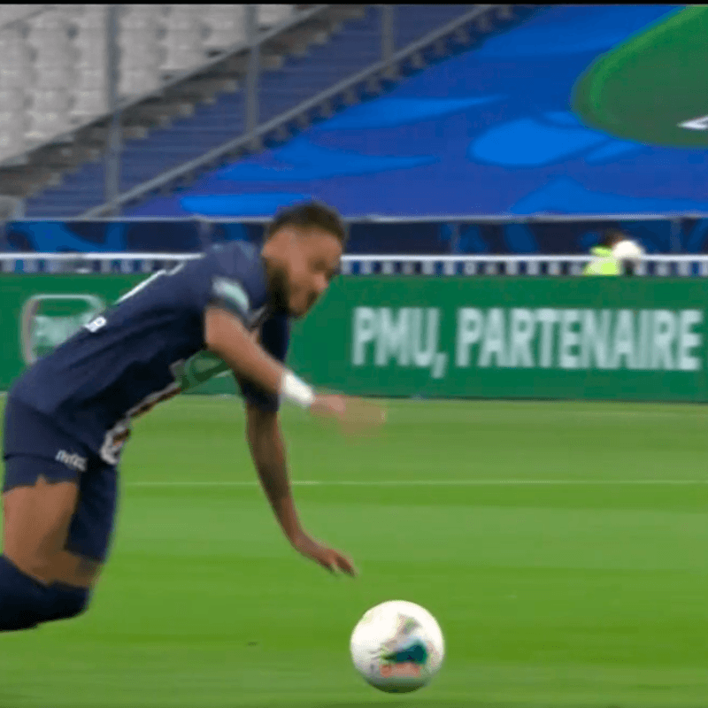 ¡Falta, juez! Neymar se pisó los cordones y protagonizó el blooper del día