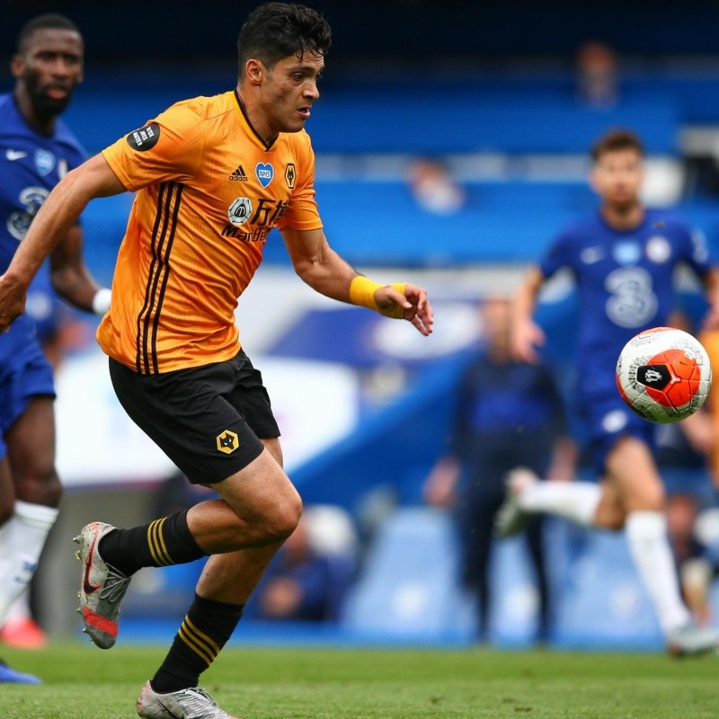 ¡Una bomba! Raúl Jiménez posó con la nueva playera de Wolverhampton