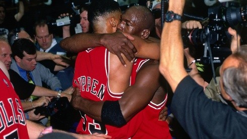Scottie Pippen y Michael Jordan en 1998 (Getty)
