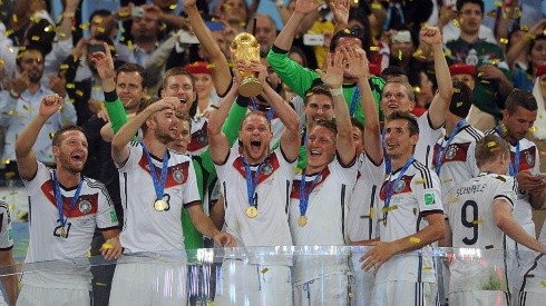 Höwedes levantando el trofeo. (Getty)