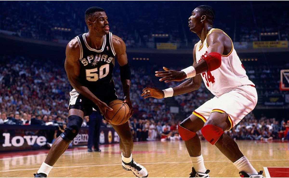 NBA TV on X: This date in history - March 29, 1990: Hakeem Olajuwon  records a quadruple-double with 18 pts, 16 reb, 10 ast, 11 blk   / X