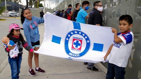 Afición de Cruz Azul llega al estadio para apoyar al equipo vs Puebla