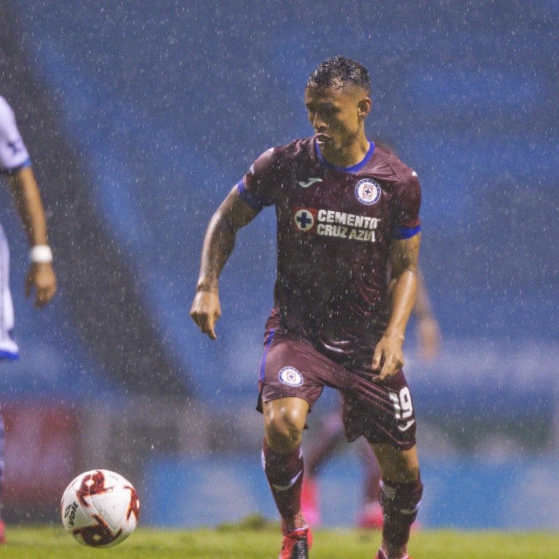 La lluvia comienza complicar el juego en el estadio Cuahatemoc Blanco