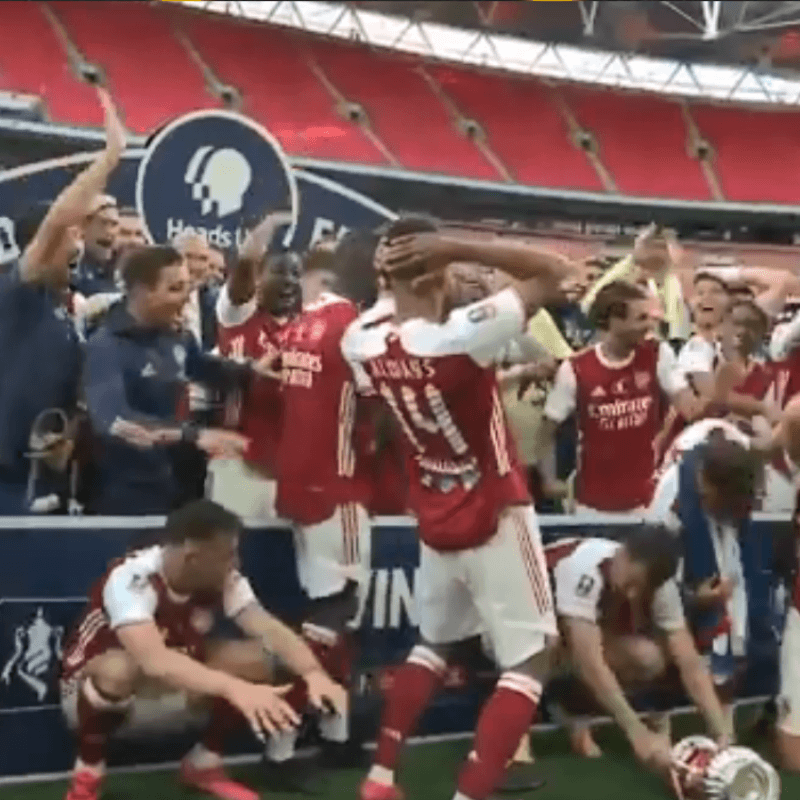 No podemos más: a Aubameyang se le cayó la FA Cup y la reacción fue épica