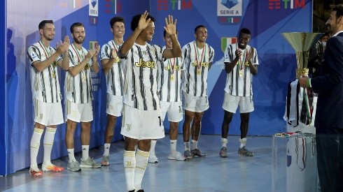 Juan Guillermo Cuadrado en el festejo de la Juventus por ser campeón de la Serie A 19/20.