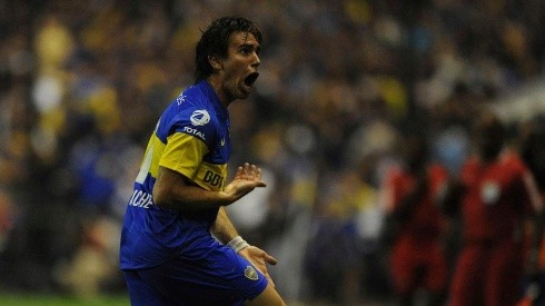 Pablo Mouche gritando un gol con los colores de Boca.