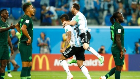 Foto de Marcos Rojo y Lionel Messi ante Nigeria.