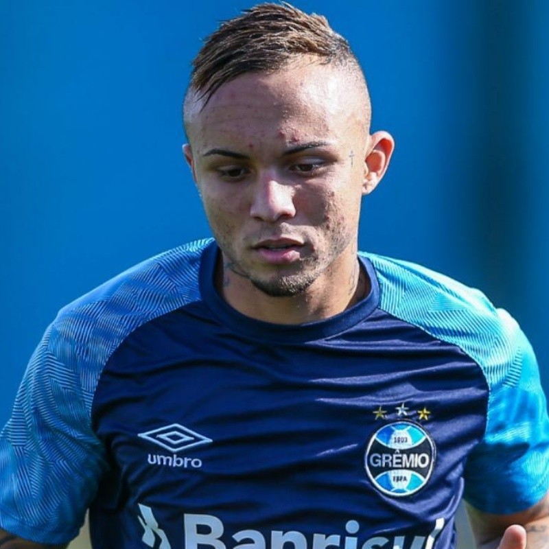 Everton é cortado do clássico e Grêmio tem mudanças na lateral