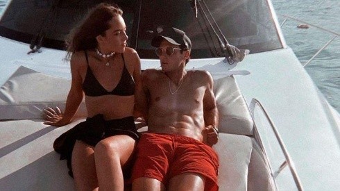 El jugador pasó un día de playa junto a su novia