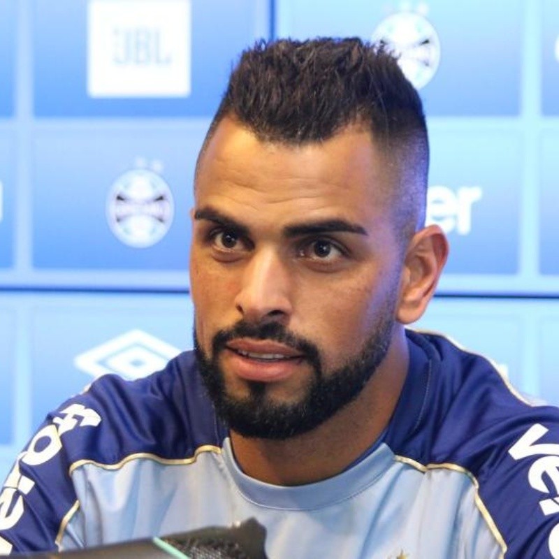 Maicon decide no Gre-Nal e 'cutuca' Inter