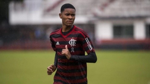 Flamengo aceita proposta e acerta venda de Caio Roque