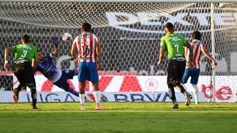 Macías terminó con racha negativa de Chivas sin anotar.