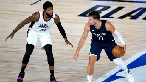 Paul George y Luka Doncic (Getty Images)