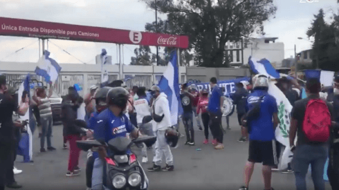 Afición de Cruz Azul espera al plantel en las afueras del estadio Azteca