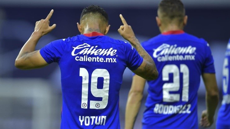 Yoshimar Yotún es mediocampista del Cruz Azul.