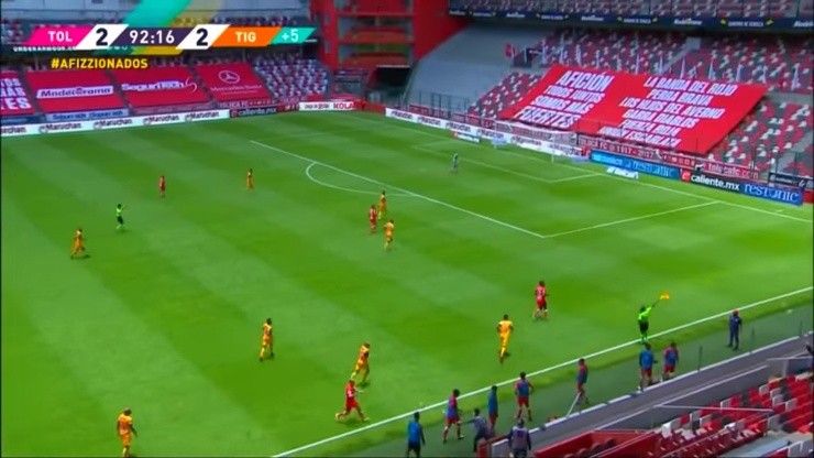 Balonero de Toluca ayuda al gol de Alexis Canelo