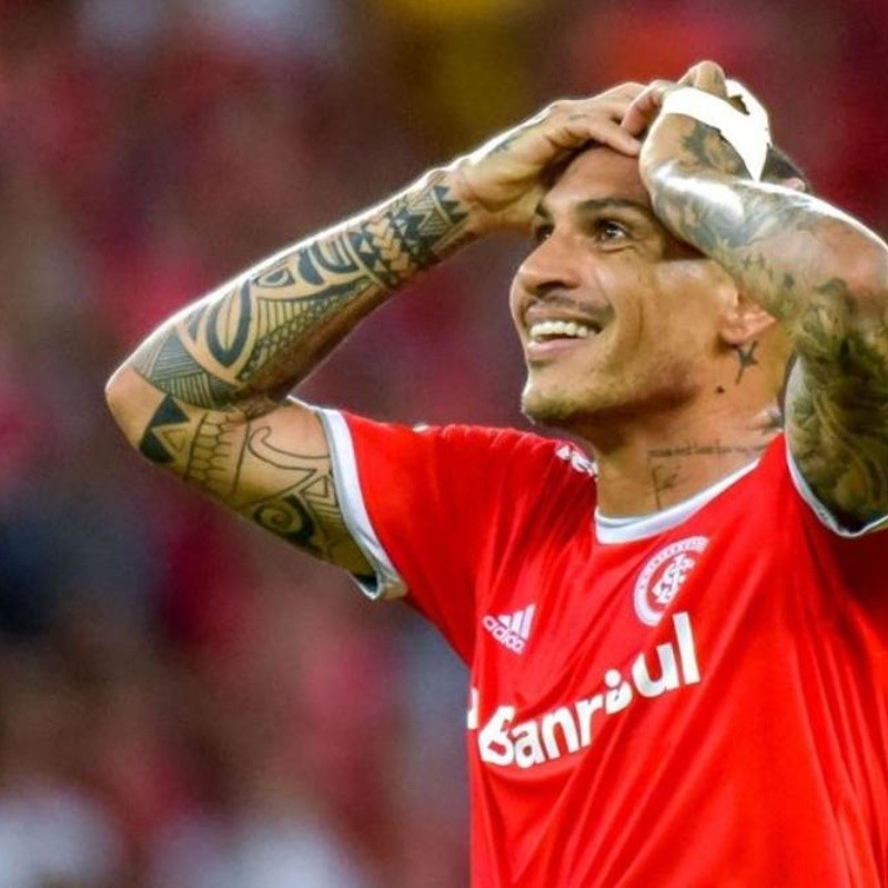 Paolo Guerrero se retiró en camilla después de un fuerte golpe