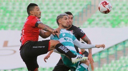 Lorenzo Reyes y Diego Valdés disputan el balón en el TSM (Getty Images)