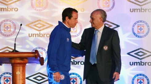 Billy Álvarez comparte con Gerardo Torrado en una conferencia de Cruz Azul.