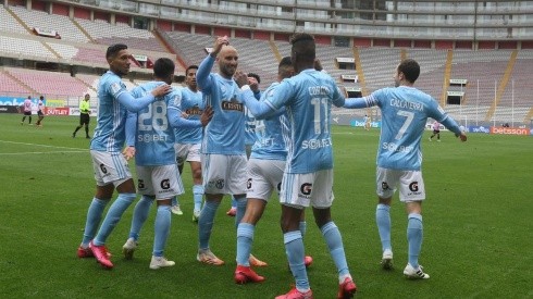 Sporting Cristal es dirigido por Roberto Mosquera.