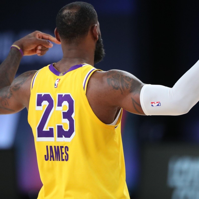 LeBron igualó a Magic en su primer juego de Playoffs con los Lakers