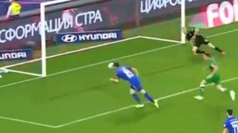 Era más fácil hacerlo: Gaich estuvo a nada de meter su primer gol en Rusia