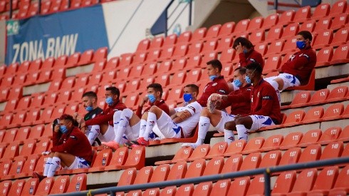 Los jugadores de la banca de Cruz Azul con cubrebocas.
