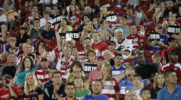 Fans show their support for FC Dallas. (Getty)