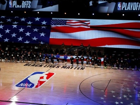El primer jugador de la NBA que se queda en el vestidor durante el himno nacional