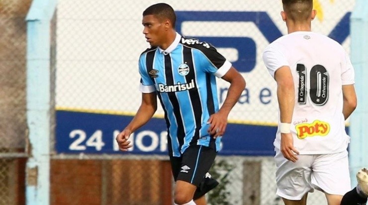 Com multa de R$ 650 milhões, Grêmio renova com atacante Wesley revelação da  base