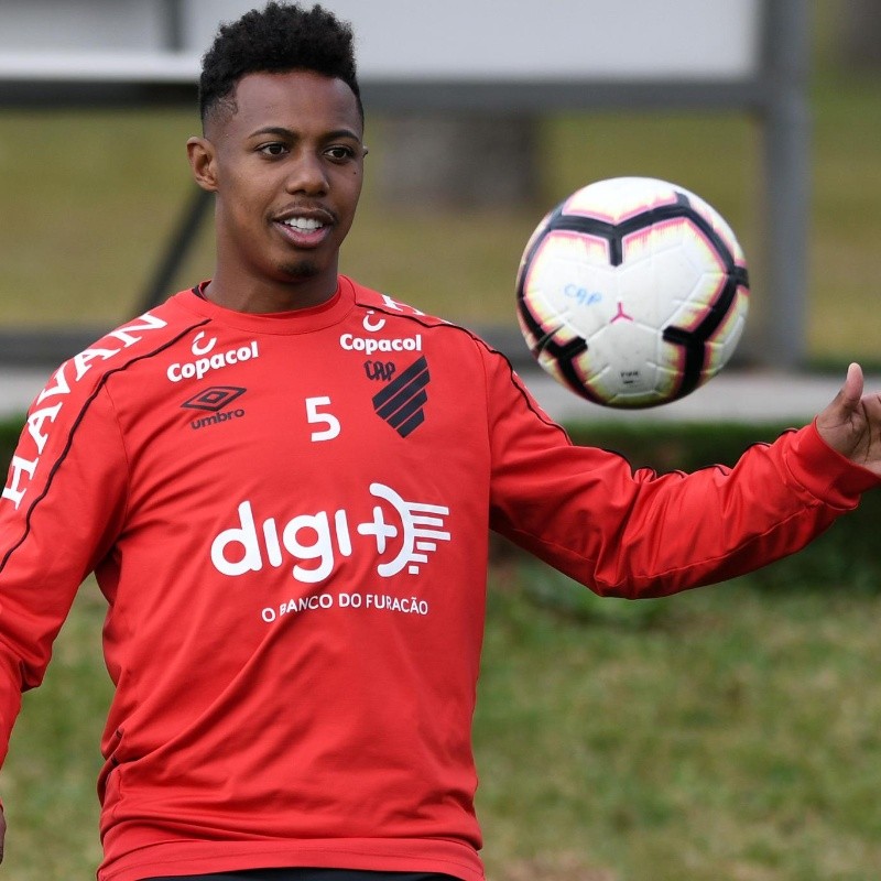 Wellington deve deixar o Athletico rumo ao Grêmio