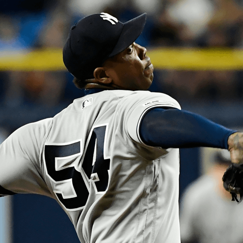 Chapman se defiende después de tirar una recta a la cabeza de un rival