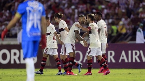 Foto de los jugadores de Flamengo enfrentando a Junior.