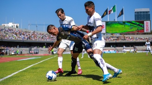 Alan Mozo y Favio Álvarez disputan un balón contra el San Luis