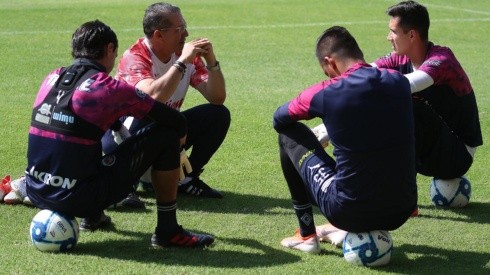 El cuerpo técnico de Chivas deberá decidirse entre Toño Rodríguez o Raúl Gudiño para el Clásico Nacional