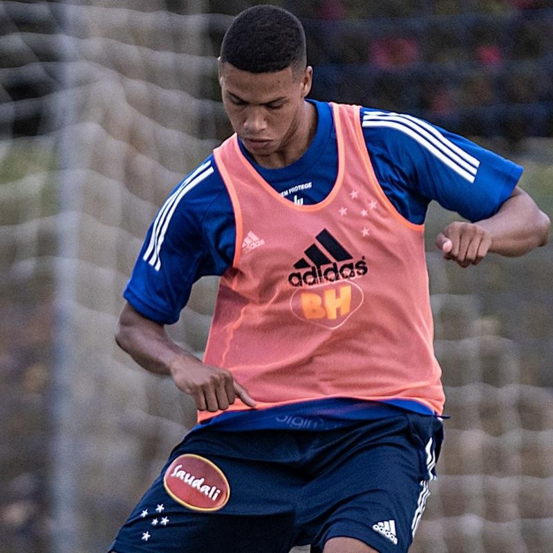 Paulo Eduardo, do Cruzeiro, é observado pelo Atlético