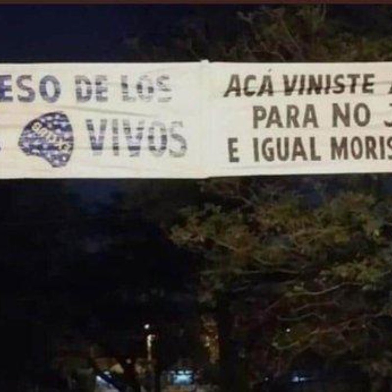 Los tres carteles que River le colgó a Boca en Paraguay: "Regreso de los muertos vivos"