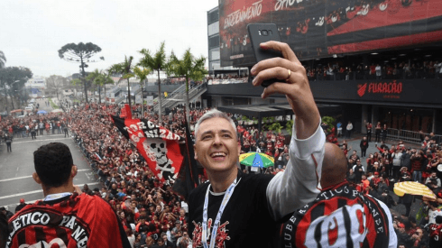 Tiago Nunes agita torcida do Athletico com possível volta