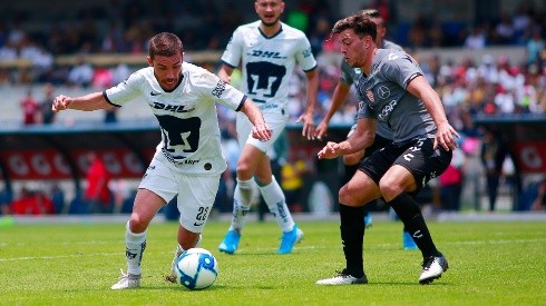 Juan Pablo Vigón disputa un balón en el duelo ante el Necaxa en el Apertura 2019