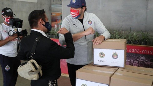 El presidente de Chivas participó personalmente en la entrega de despensas a los mariachis de Guadalajara