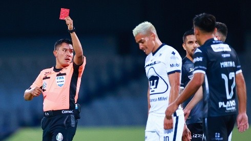Favio Álvarez fue expulsado al minuto 12'
