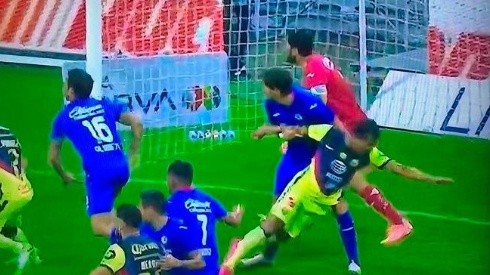 Polémica: ¿Fue penal a Gio dos Santos?