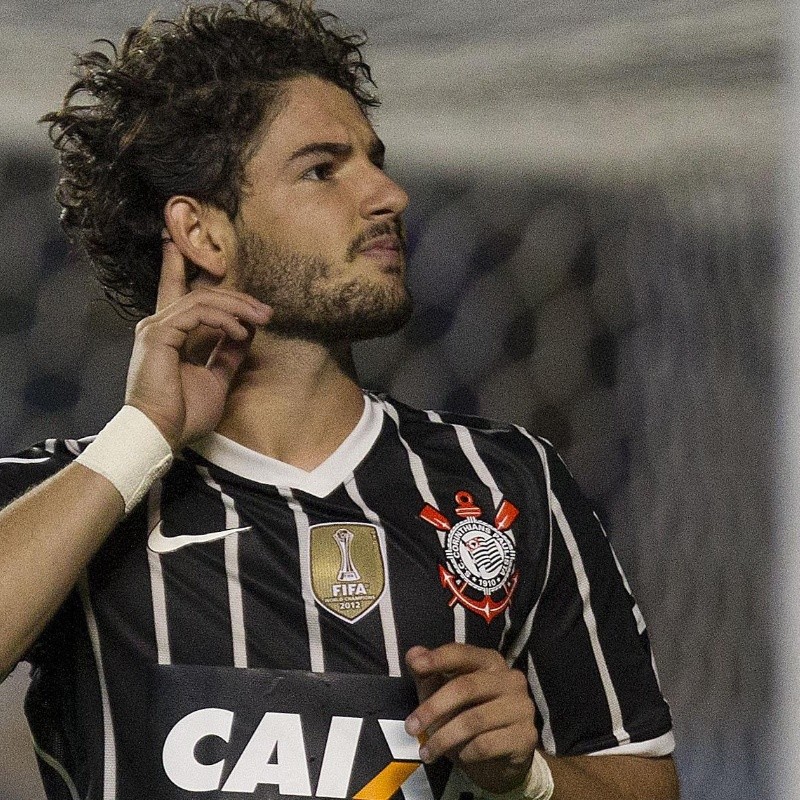 Mário Gobbi discute com associado no Corinthians envolvendo contratação de Pato