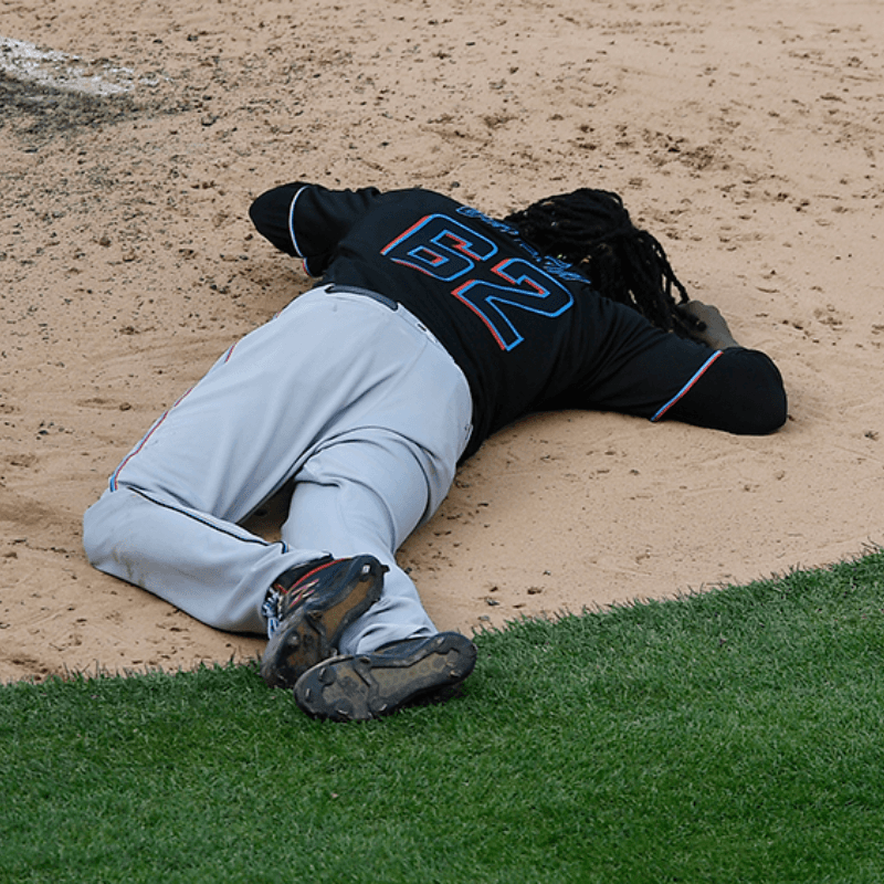 El pelotazo que fracturó y sacó de los Playoffs a pitcher de los Marlins