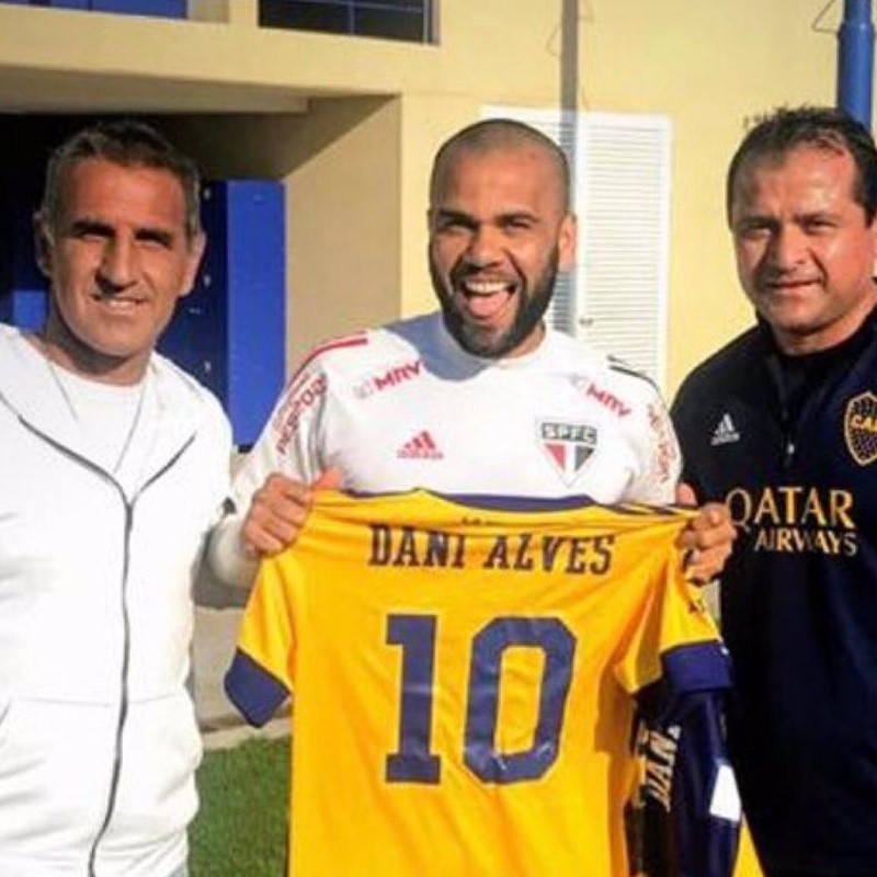 Dani Alves le agradeció a Boca por la 10 y le mandó un mensaje a Tevez