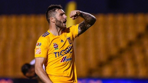 Gignac le marcó un golazo a Miguel Ortega.