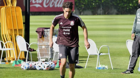 Santiago Giménez en su primer entrenamiento con la Selección